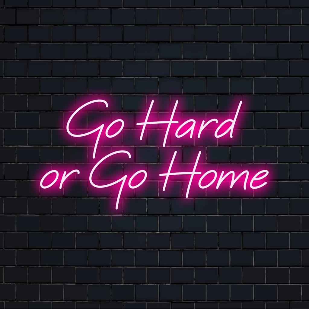 LED-Neonschild mit der Aufschrift „Go Hard Or Go Home“, ideal für eine auffällige, personalisierte Dekoration. Helles, motivierendes Leuchten für jeden Raum.