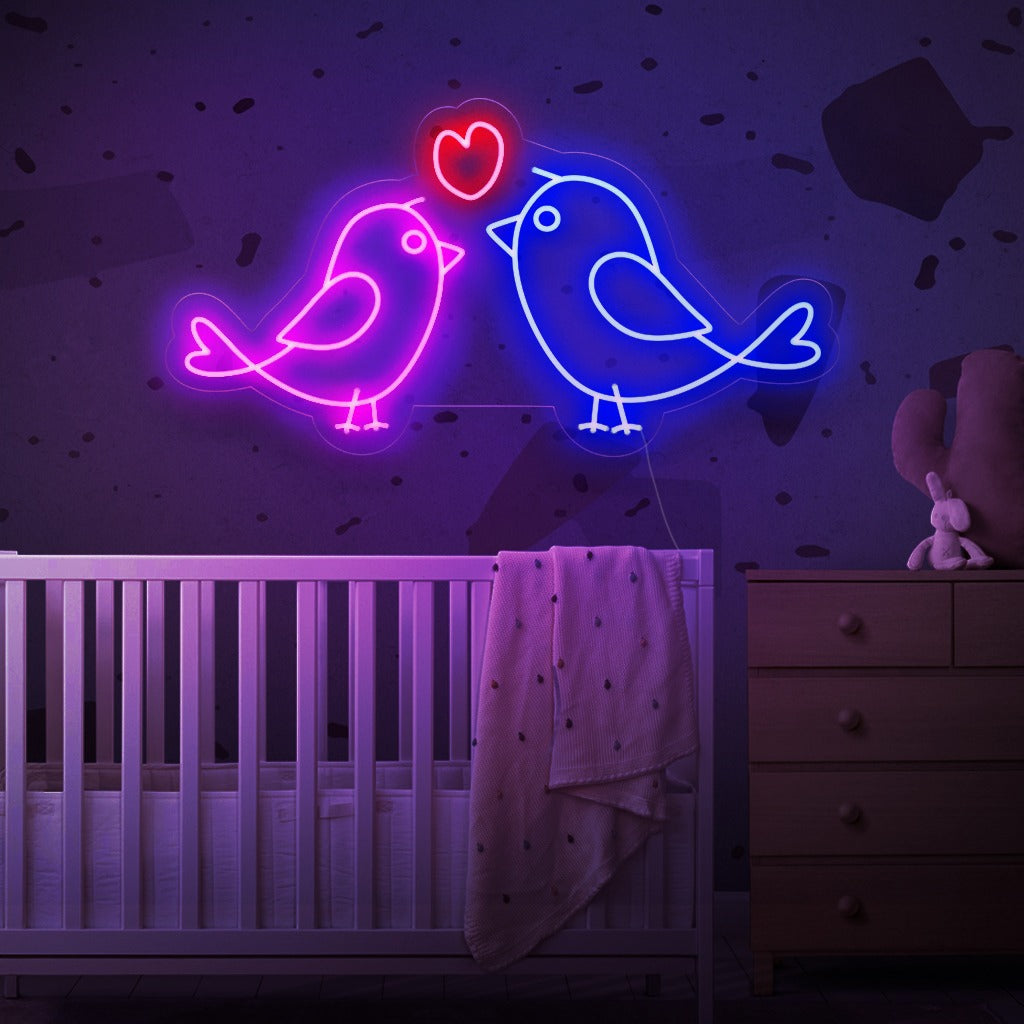 „Neonschild „Harmony of Lovebirds““ – Fängt die Essenz von Liebe und Zusammengehörigkeit ein, perfekt für Räume, die die Schönheit von Beziehungen und Kameradschaft feiern.