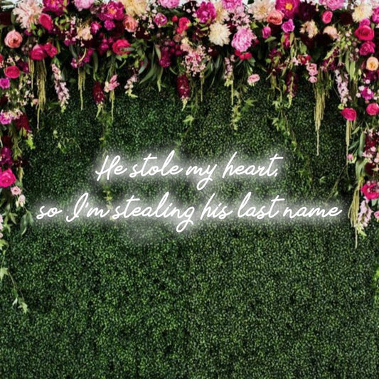Individuelles LED-Neonschild mit der Aufschrift „Er hat mein Herz gestohlen, also stehle ich seinen Nachnamen“ in leuchtendem Neonlichtdekor.