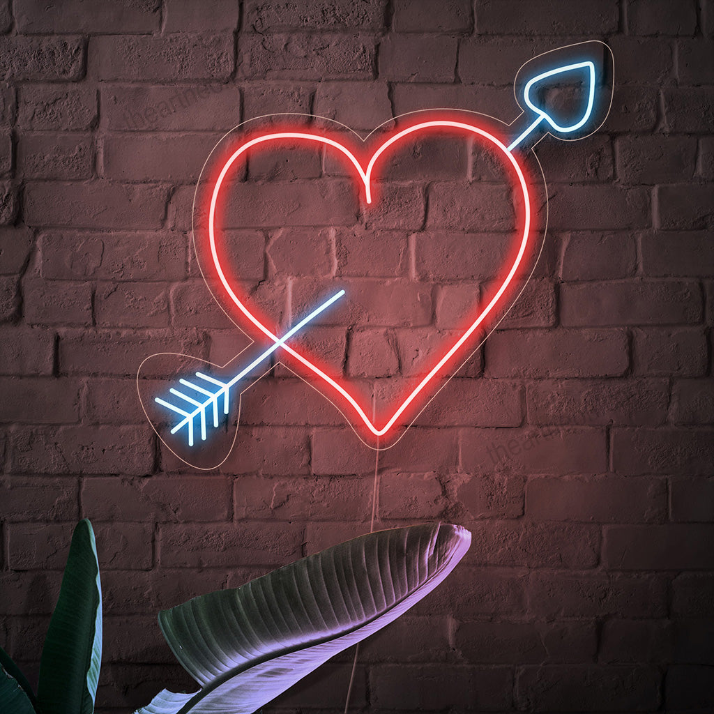 „Herz mit Pfeil-Neonschild“ – Symbolisiert Liebe und Leidenschaft, perfekt für Räume, in denen Liebesgeschichten oder Hochzeiten gefeiert werden oder die einfach ein Gefühl zeitloser Romantik vermitteln sollen.