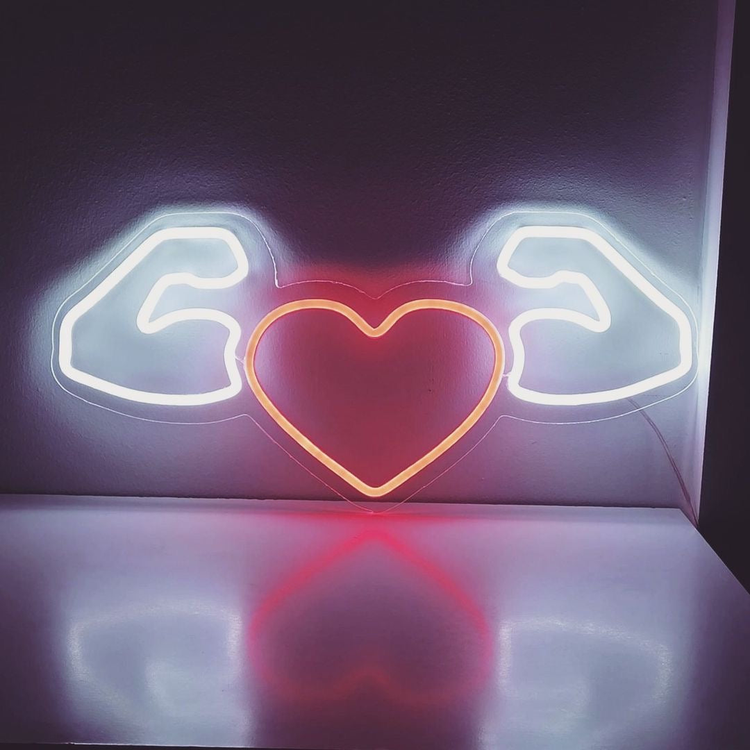 „Neonschild „Herz mit muskulösen Armen““ – Verströmt eine verspielte und humorvolle Atmosphäre, perfekt für Fitnessstudios, Turnhallen oder jeden anderen Ort, der der Umgebung Energie und Spaß verleihen soll.
