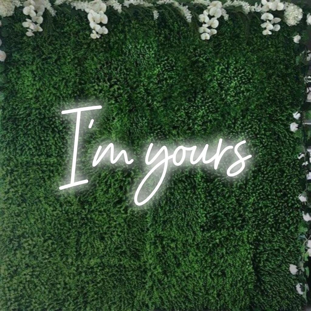 Stilvolles LED-Neonschild mit der Aufschrift „I’m Yours“ in eleganter Schrift, das warm leuchtet und als anpassbare Neon-Dekorkunst dient.