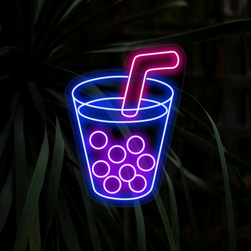 „Neonschild „Saftbecher mit Eiswürfeln““ – Verleihen Sie Ihrem Raum mit diesem lebendigen Neonschild, das einen coolen Saftbecher mit Eiswürfeln zeigt, eine erfrischende Note.