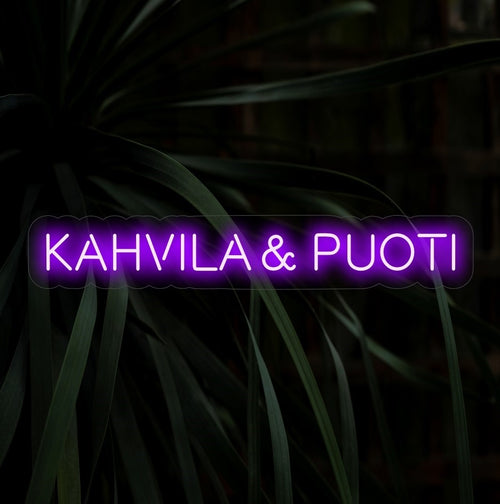 „Kahvila & Puoti Neon Sign“ – Verwandeln Sie Ihren Raum mit dem einladenden Schein dieses nordisch inspirierten Neonschilds, perfekt für Cafés und Boutiquen.