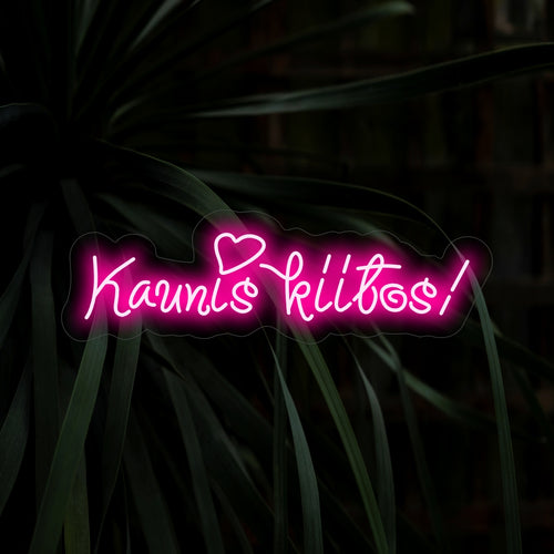„Kaunis Kiitos! Neonschild“ – Bringen Sie Ihre Dankbarkeit mit diesem wunderschönen Neonschild zum Ausdruck. Sein warmes Leuchten verleiht Räumen, in denen Wertschätzung geschätzt wird, einen Hauch von Eleganz.
