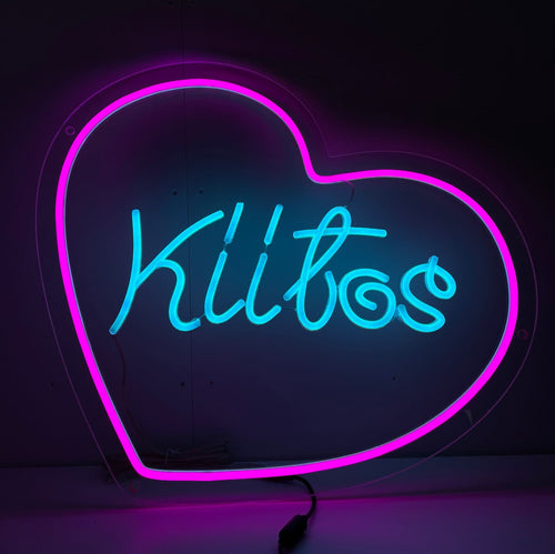„Kiitos Herz-Neonschild“ – Werten Sie Ihren Raum mit diesem Neonschild auf, das das finnische Wort „Kiitos“ mit einem Herz kombiniert und Dankbarkeit und Wärme ausstrahlt. Perfekt für gemütliche Plätze und Orte, an denen Wertschätzung gefeiert wird.