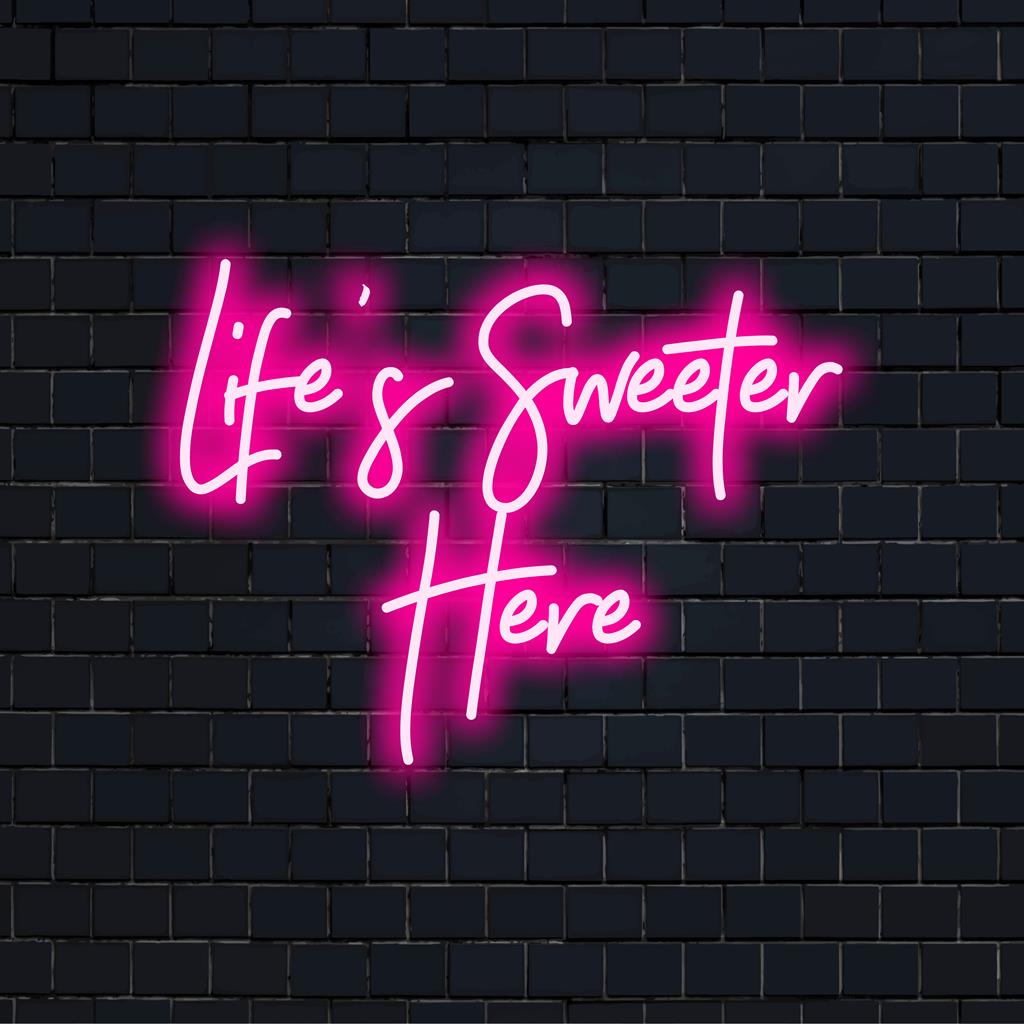 Leuchtendes LED-Neonschild mit der Aufschrift „Life’s Sweeter Here“, perfekt, um jeden Raum mit individuellem Neonlicht-Charme aufzuwerten.