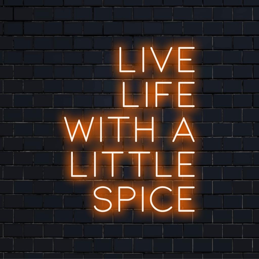 Individuelles LED-Neonschild mit der Aufschrift „Live Life With A Little Spice“ in leuchtenden Farben für eine einzigartige Dekoration oder Markenbildung.