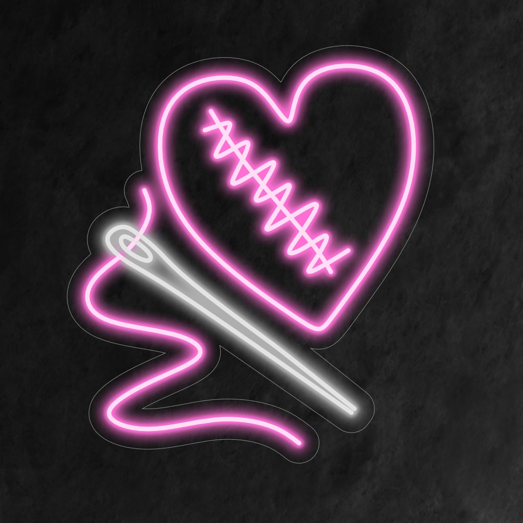 Das Neonschild „Mending a Broken Heart“ ist eine ergreifende und symbolische Ergänzung, perfekt für Räume, in denen Heilung und emotionales Wohlbefinden im Vordergrund stehen. Erleuchten Sie mit Hoffnung und Widerstandsfähigkeit!