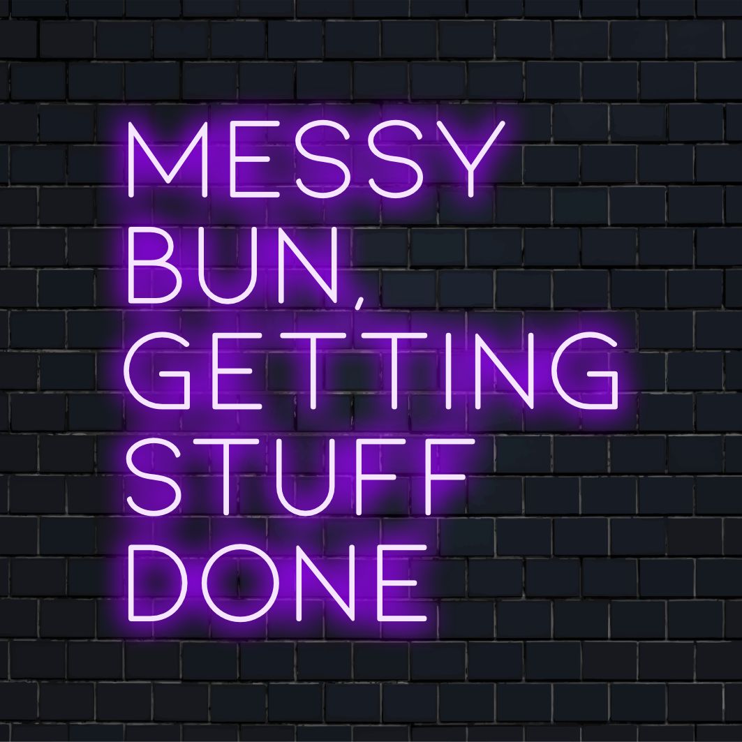 LED-Neonschild mit dem Text „Messy Bun, Getting Stuff Done“; perfekte Neon-Zitat-Kunstdekoration für persönliche Motivation.