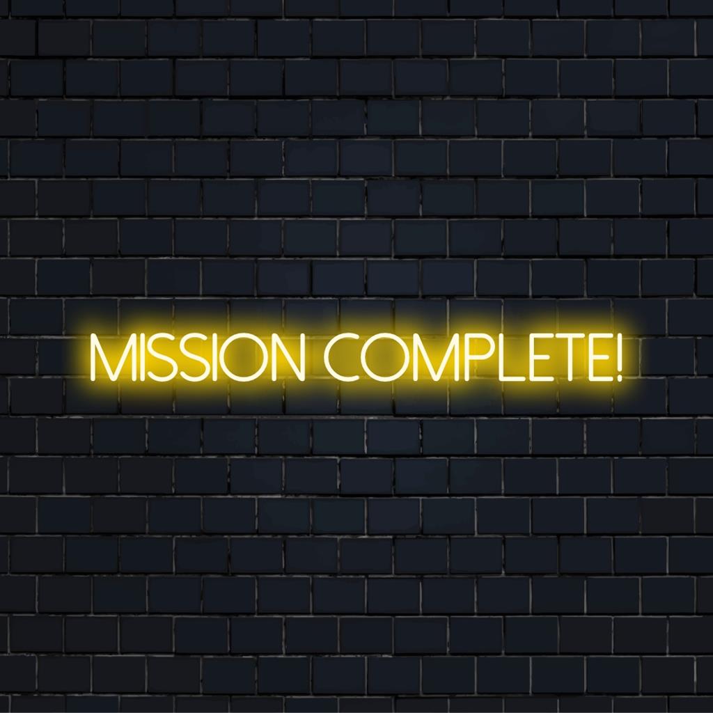 Individuelles LED-Neonschild im dynamischen „Mission erfüllt!“-Stil; perfekte Neon-Wandkunst und einzigartiges Deko-Statement.