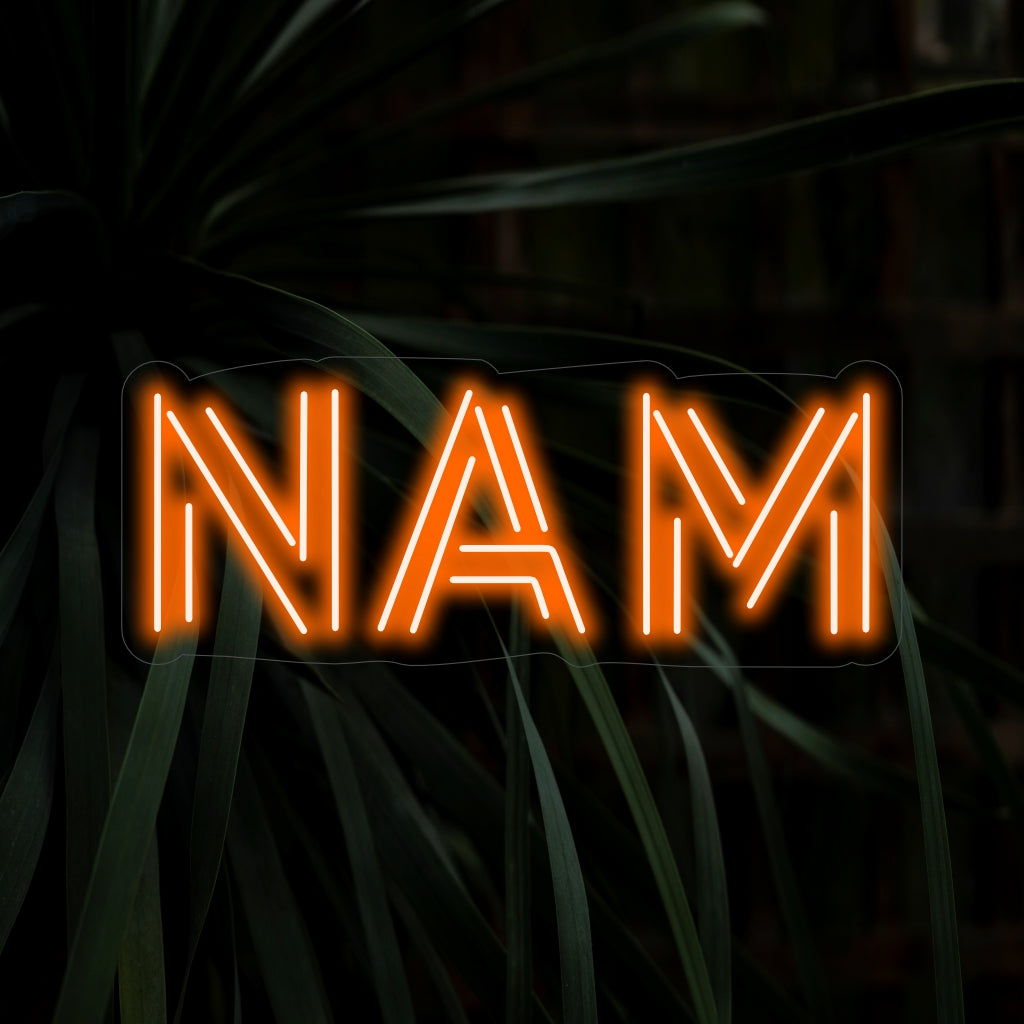 „NAM Neon Sign“ ist eine elegante und minimalistische Ergänzung, perfekt für Räume, die Schlichtheit und modernes Design schätzen. Beleuchten Sie mit zeitgenössischem Stil!