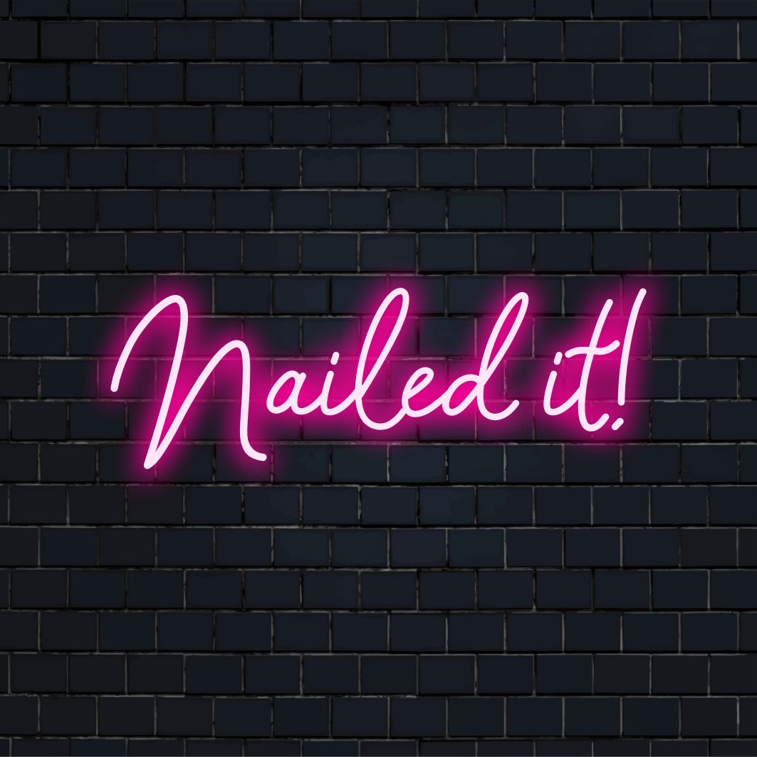 Volltreffer! Lebendiges Neondesign zeigt einzigartige Handwerkskunst, perfekt für lebendige Räume. Individuelle LED-Dekoration von The Art Neon.