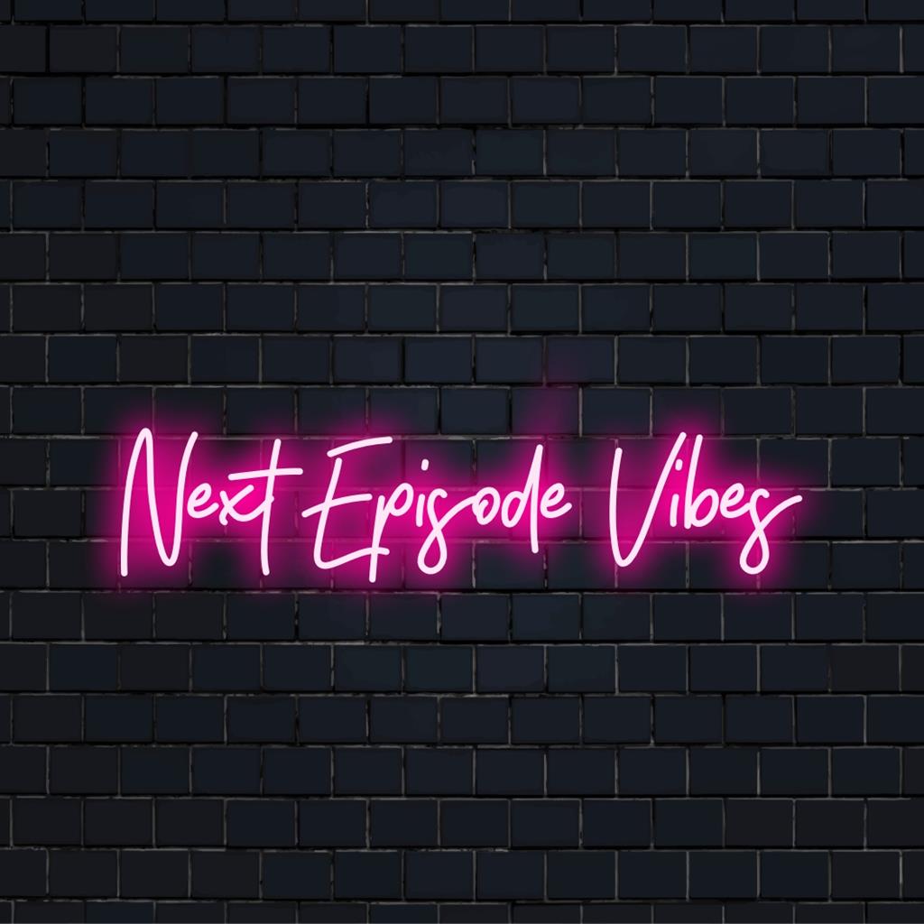 Individuelles LED-Neonschild mit den Worten „Next Episode Vibes“ in leuchtenden Neonfarben, perfekt für eine moderne Wanddekoration.