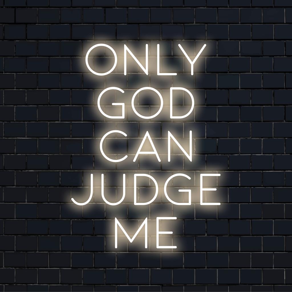 Maßgefertigtes LED-Neonschild mit der Aufschrift „Only God Can Judge Me“ mit leuchtenden Neonlichtern und individuellem künstlerischen Design.