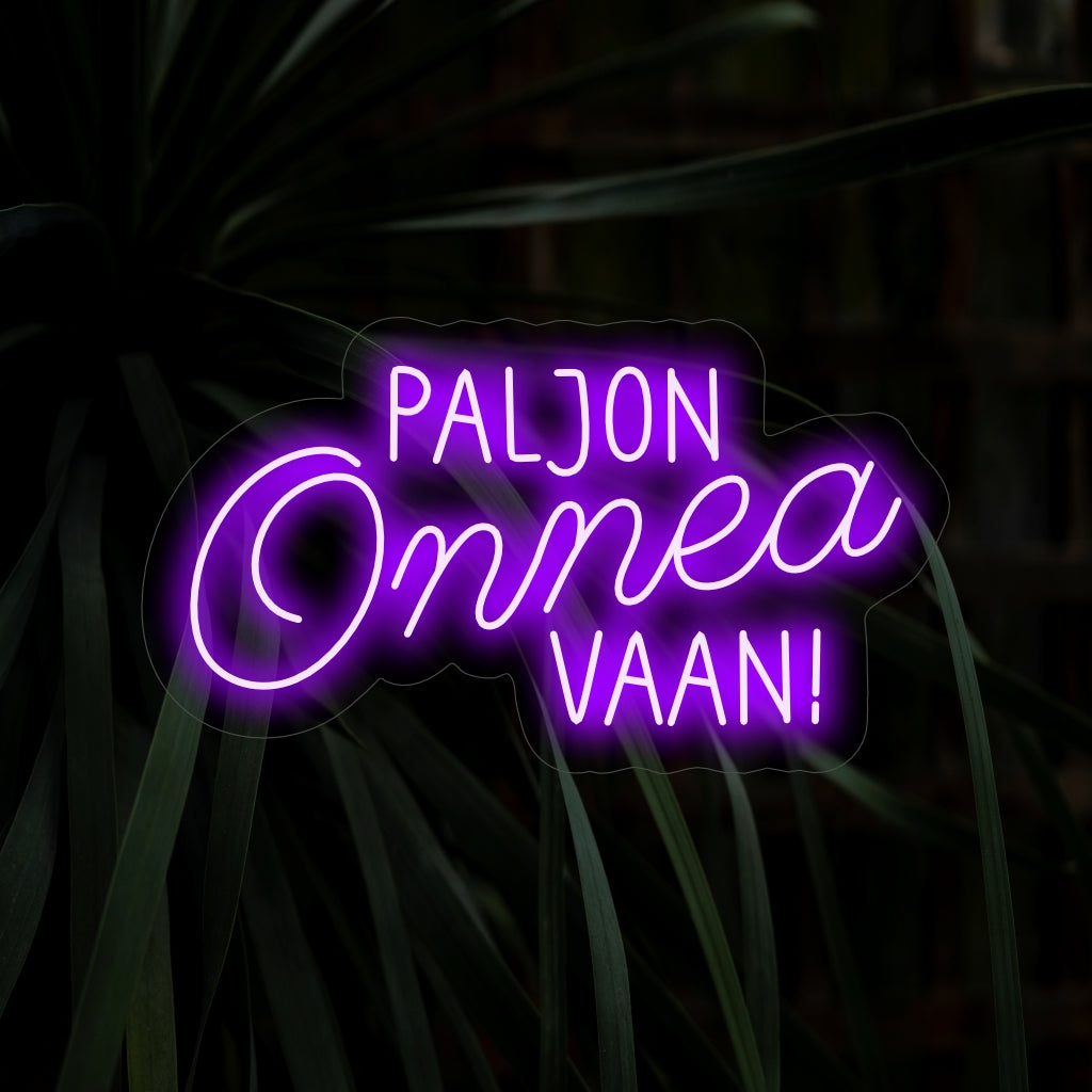 „Paljon Onnea Vaan! Neon Sign“ ist eine festliche und feierliche Ergänzung, perfekt für Räume, in denen Geburtstagswünsche auf Finnisch übermittelt werden sollen. Leuchten Sie mit Freude und den besten Wünschen!