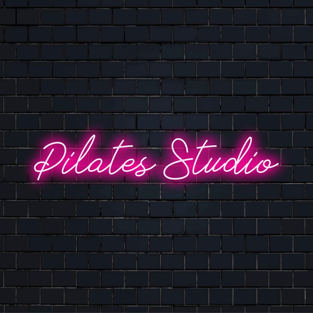 Individuell gestaltetes LED-Neonschild für Pilates-Studio, perfekte Neonlicht-Dekoration für moderne, fitnessorientierte Innenräume.