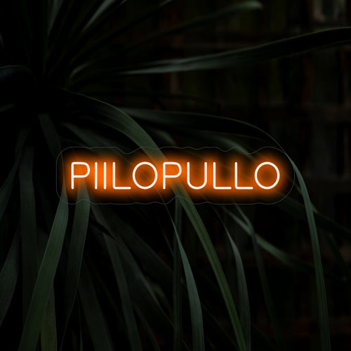 „Pillopullo Neon Sign“ ist eine verspielte und einzigartige Ergänzung, perfekt für Räume mit einer skurrilen und unbeschwerten Atmosphäre. Erleuchten Sie mit finnischem Charme und Spaß!