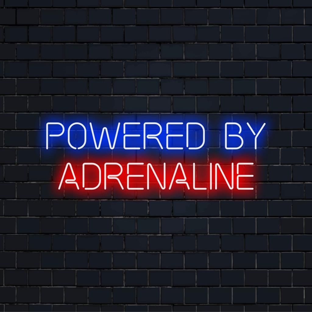 Individuelles LED-Neonschild „Powered By Adrenaline“, perfekt für personalisierte Neonkunst und lebendige Wanddekoration.