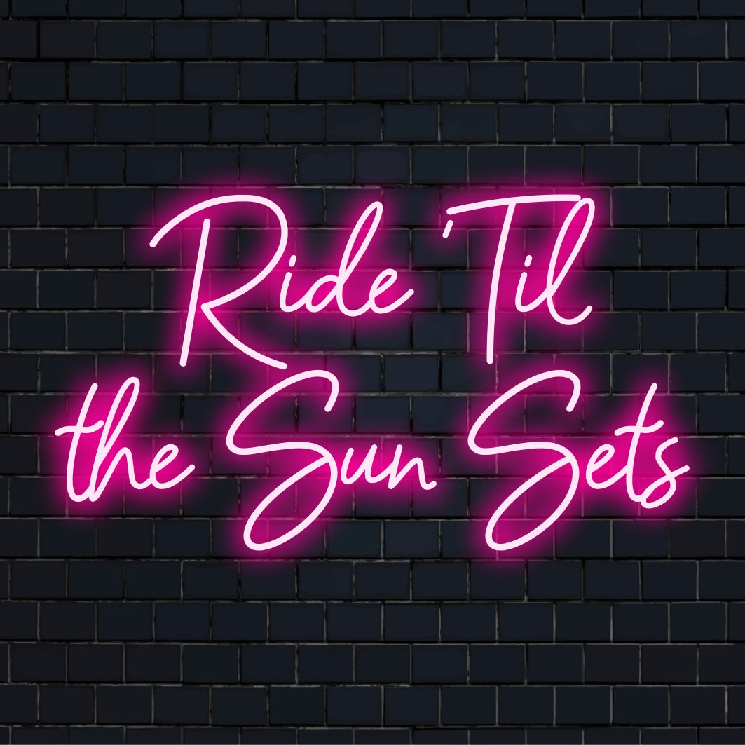 Maßgefertigtes LED-Neonschild, das „Ride Til the Sun Sets“ in leuchtenden Farben beleuchtet. Perfekt für eine personalisierte Neon-Wanddekoration.