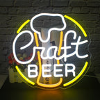 Ein lebendiges Craft Beer-LED-Neonschild mit kräftiger, stilisierter Schrift in warmen Gelb- und kühlen Weißtönen.