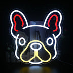 Ein farbenfrohes, handgefertigtes LED-Neonschild in Form eines niedlichen Hundes ist prominent platziert.