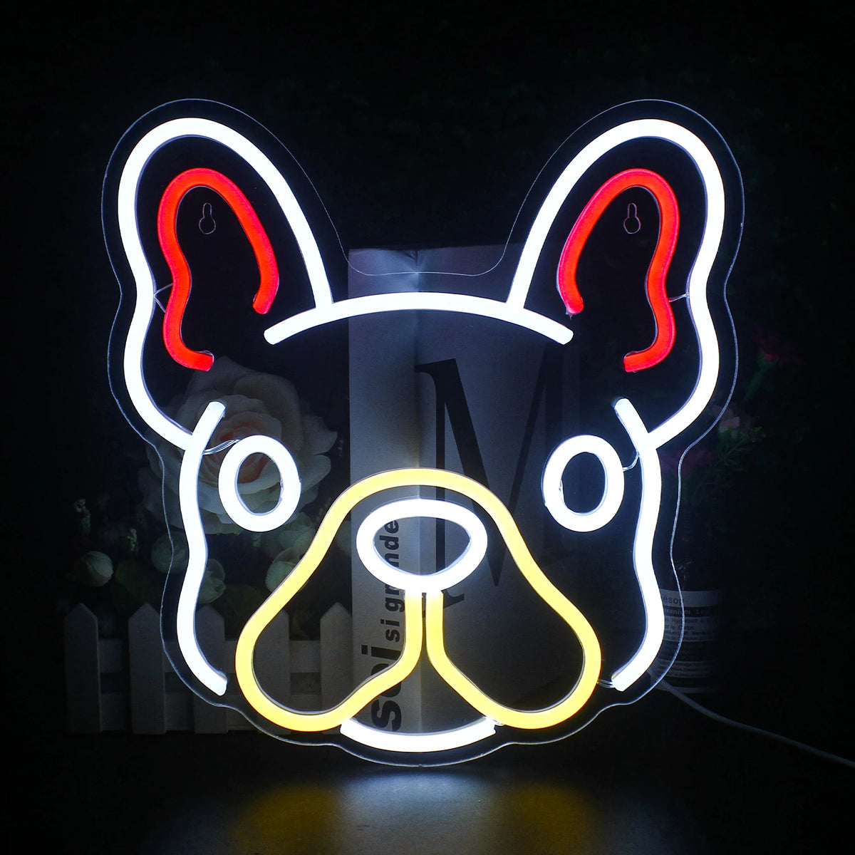Ein farbenfrohes, handgefertigtes LED-Neonschild in Form eines niedlichen Hundes ist prominent platziert.