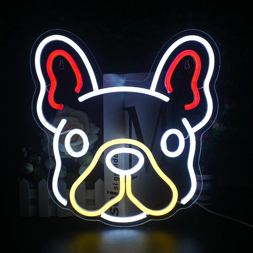 Ein farbenfrohes, handgefertigtes LED-Neonschild in Form eines niedlichen Hundes ist prominent platziert.