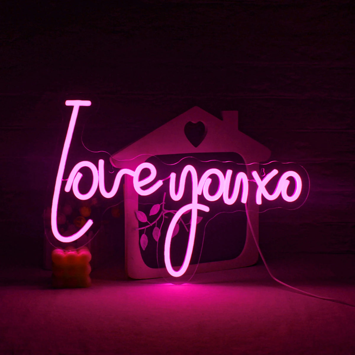 Das Bild zeigt ein lebendiges und auffälliges handgefertigtes LED-Neonschild mit der Aufschrift „Love You XO“.