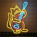 „Auf einem LED-Neonschild ist eine Katze im Cartoon-Stil zu sehen, die energisch E-Gitarre spielt.