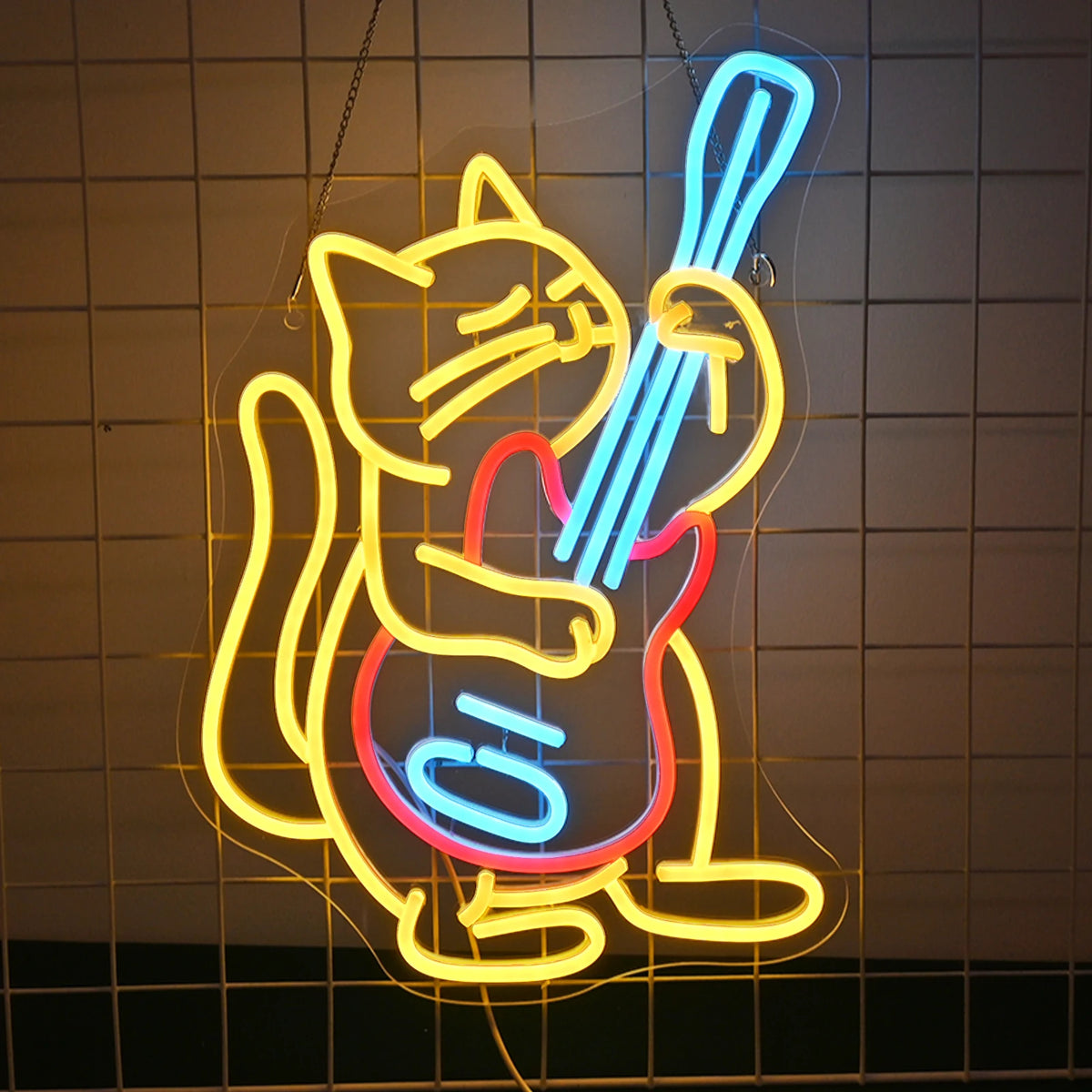 „Auf einem LED-Neonschild ist eine Katze im Cartoon-Stil zu sehen, die energisch E-Gitarre spielt.
