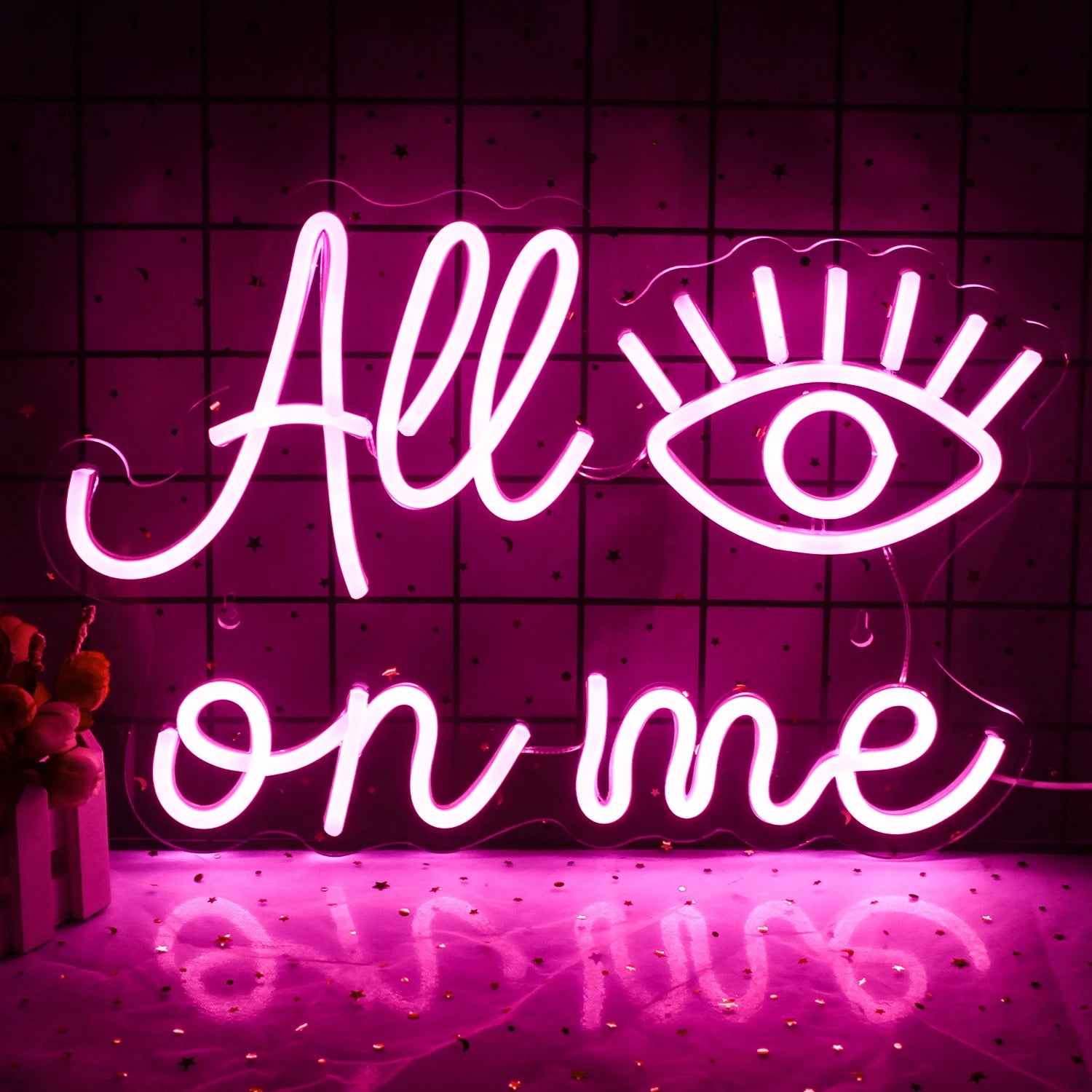 Das Bild zeigt ein leuchtendes LED-Neonschild mit der Aufschrift „All Eyes on Me“ in fetter Schreibschrift.