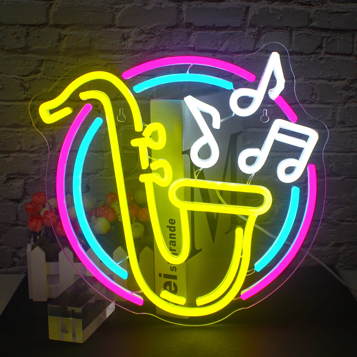 Ein leuchtendes LED-Neonschild in Form eines Saxophons ist deutlich vor einem dunklen Hintergrund zu sehen.