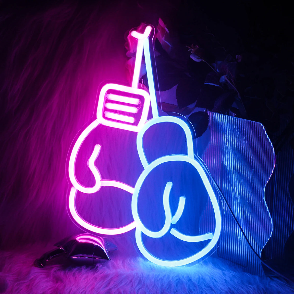 Das Bild zeigt ein lebendiges, handgefertigtes LED-Neonschild in Form von Boxhandschuhen.