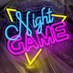Das Bild zeigt ein leuchtendes LED-Neonschild „Game Night“.