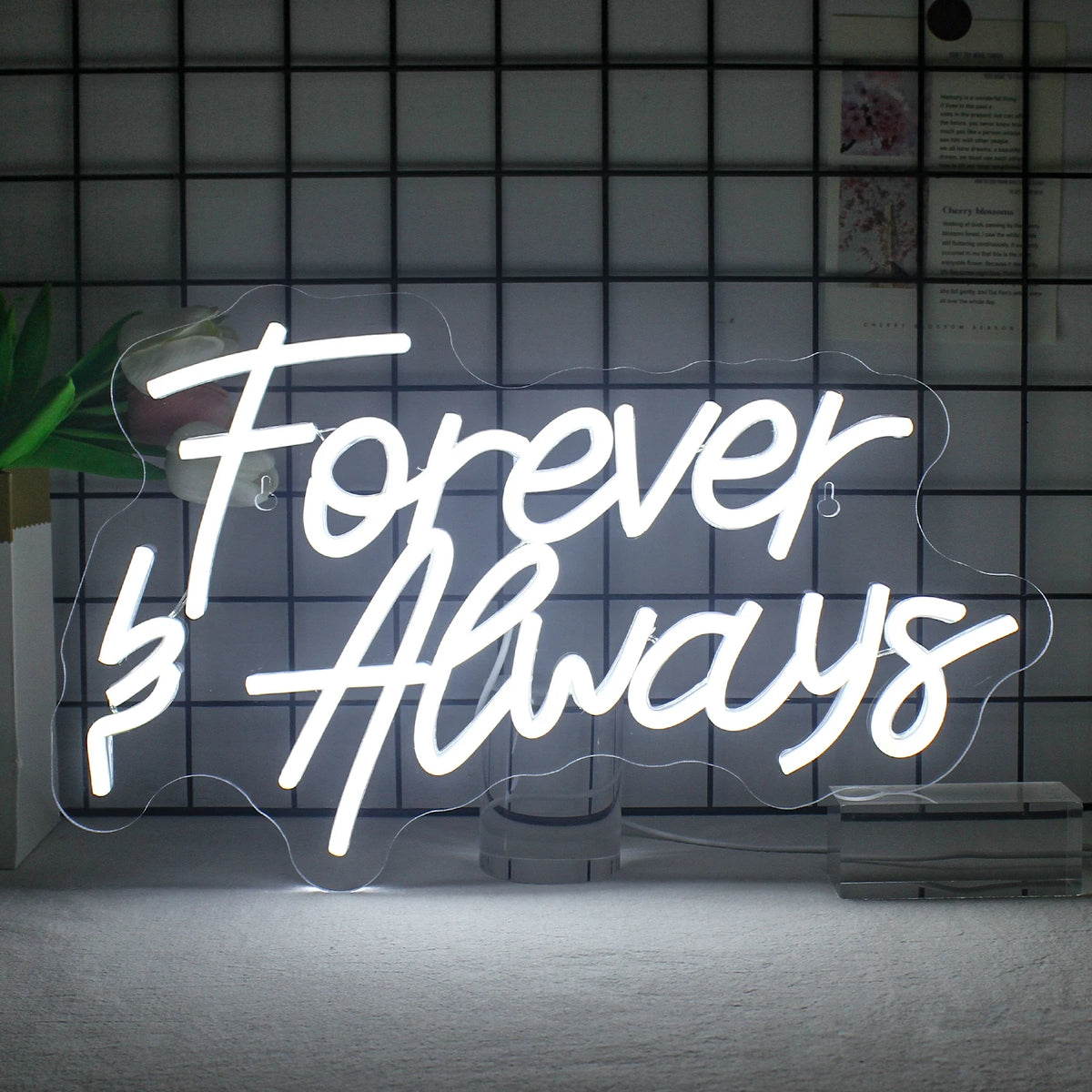 Das Bild zeigt ein stilvolles, handgefertigtes LED-Neonschild mit der Aufschrift „Forever Always“ in eleganter Schreibschrift.