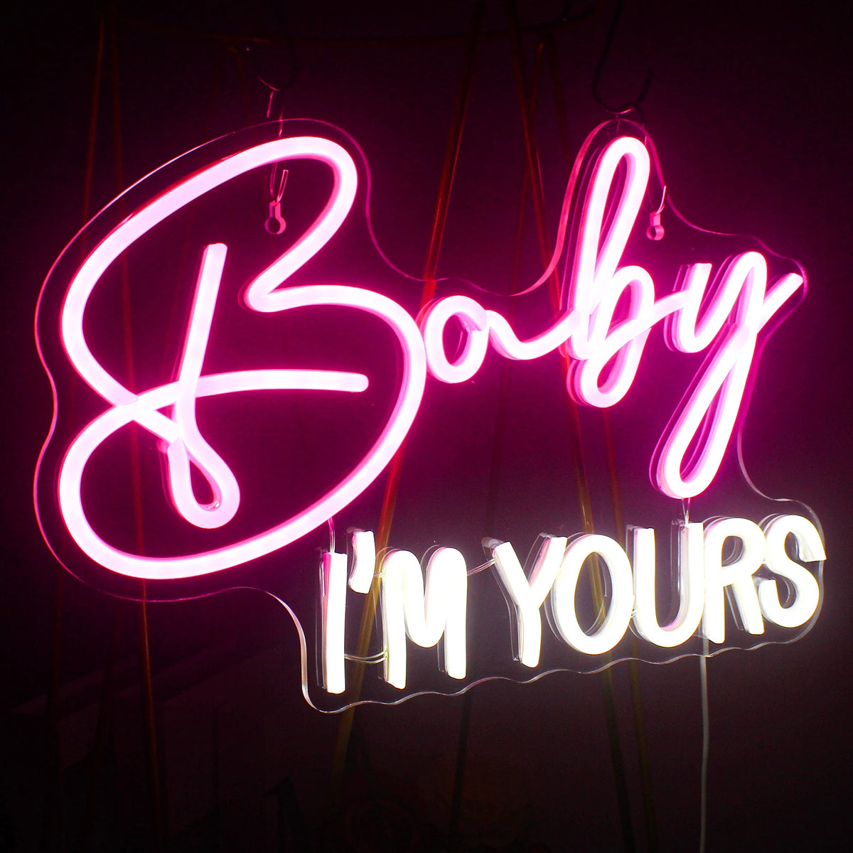 Ein stilvolles LED-Neonschild mit dem Satz „Baby, ich gehöre dir“ in fließender, kursiver Schrift.