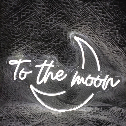Ein leuchtendes LED-Neonschild mit dem Satz „To The Moon“ in einer eleganten, modernen Schriftart.