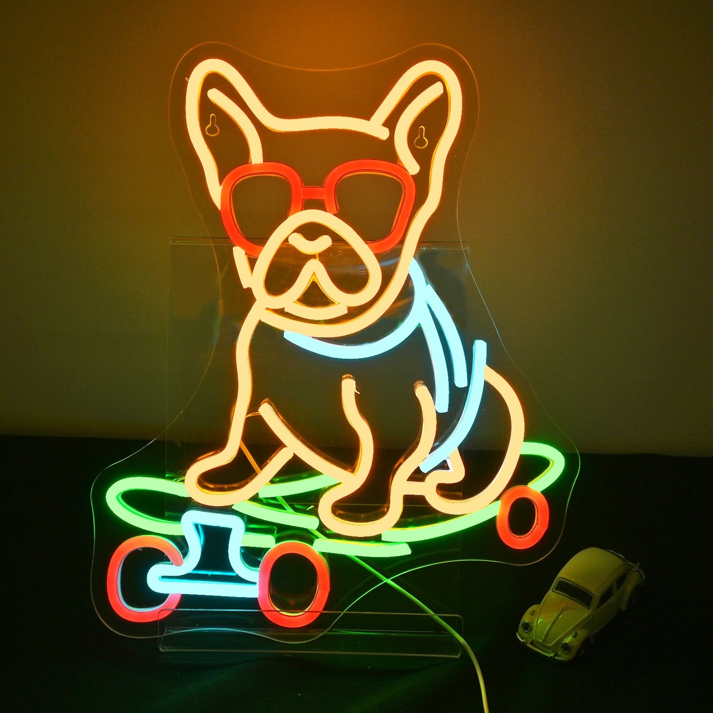 Das Bild zeigt ein leuchtendes LED-Neonschild mit einem verspielten Cartoon-Hund beim Skateboarden.