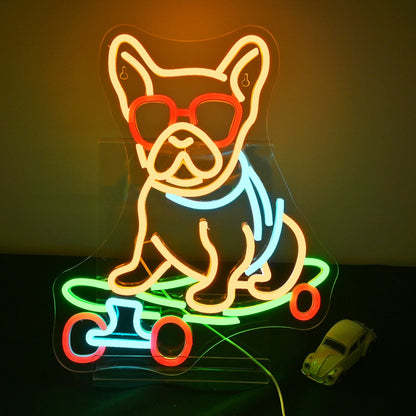 Das Bild zeigt ein leuchtendes LED-Neonschild mit einem verspielten Cartoon-Hund beim Skateboarden.