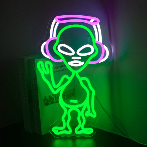 Das Bild zeigt ein lebendiges und auffälliges LED-Neonschild mit Alien-Musik.