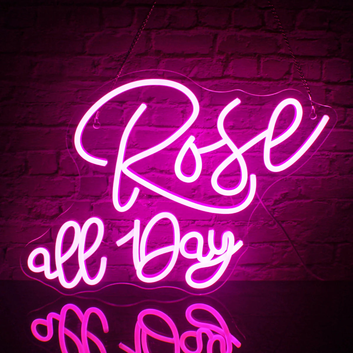 Das Bild zeigt ein leuchtendes LED-Neonschild mit dem Satz „Rosé All Day“ in eleganter Schreibschrift.