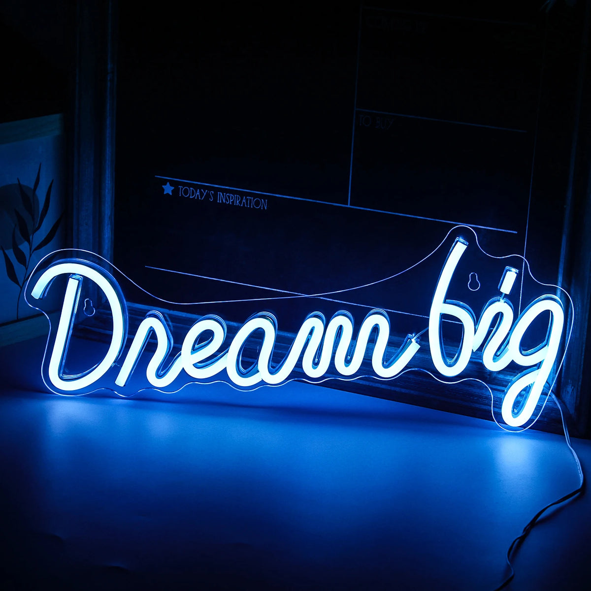 Das Bild zeigt ein leuchtendes LED-Neonschild mit dem Satz „Dream Big“.