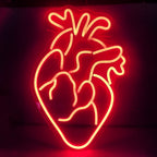 Ein hell leuchtendes LED-Neonschild in Herzform.