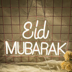 Ein lebendiges und farbenfrohes „Eid Mubarak“-LED-Neonschild mit eleganter, handgeschriebener Schrift.
