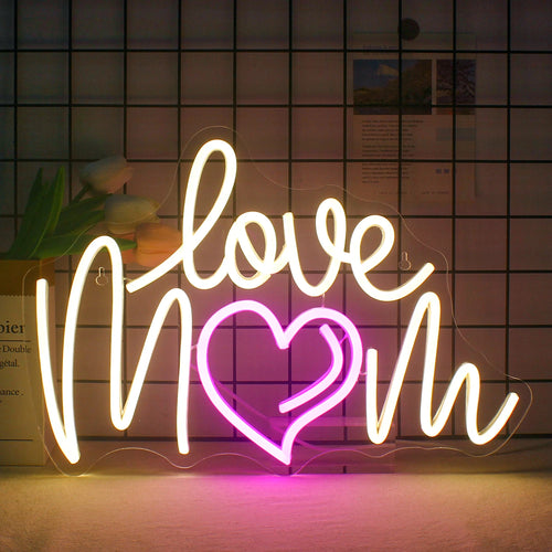 Das Bild zeigt ein leuchtendes LED-Neonschild mit dem Satz „Love Mom“ in Schreibschrift.