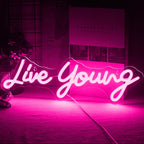 Das Bild zeigt ein leuchtendes, handgefertigtes LED-Neonschild mit dem Satz „Live Young“ in einer lebendigen, kursiven Schrift.