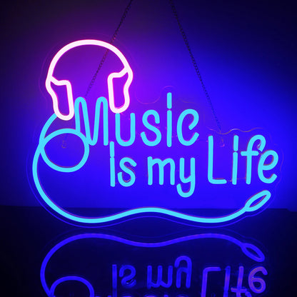 Das Bild zeigt ein leuchtendes, handgefertigtes LED-Neonschild mit dem Satz „Music is My Life“ in fetten Buchstaben.