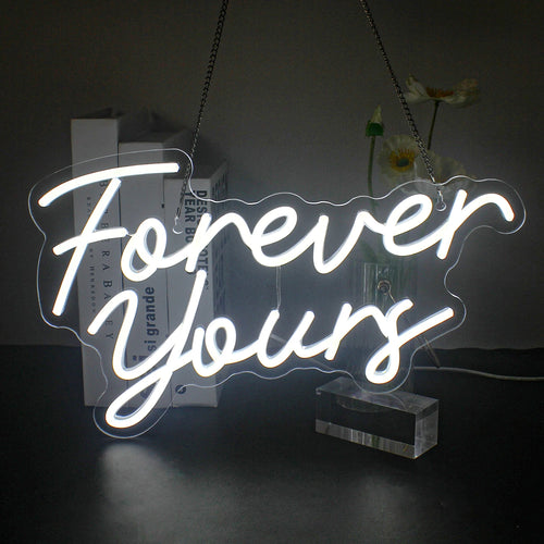Ein leuchtendes LED-Neonschild mit dem Satz „Forever Yours“ in eleganter Schreibschrift.