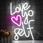 Das Bild zeigt ein leuchtendes LED-Neonschild mit den Worten „Love Yourself“, die in einer stilvollen Schreibschrift leuchten.